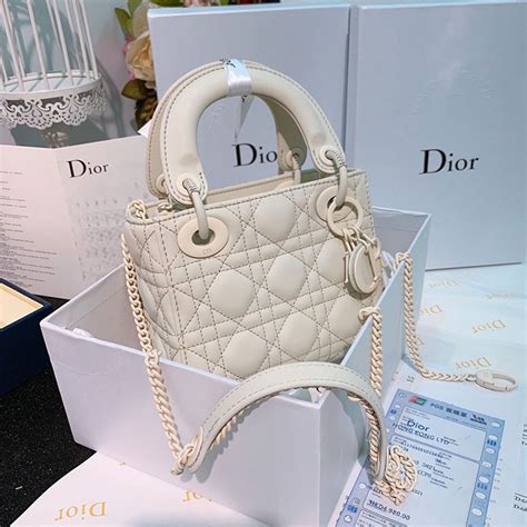 thương hiệu dior nữ.